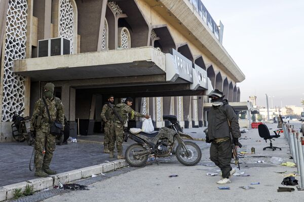 Бойцы сирийской оппозиции у выхода на посадку в международном аэропорту Алеппо - Sputnik Азербайджан