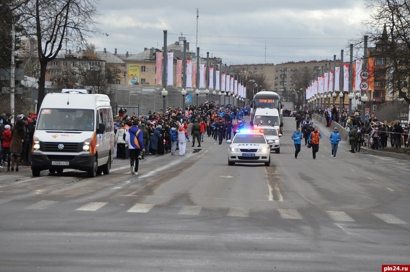 Псков сочи. Олимпийский огонь 2014. Олимпиада 2014 Сочи эстафета огня. Олимпийского огня в Крымске 2014 год. Упал в шествии 2014 год олимпиада.