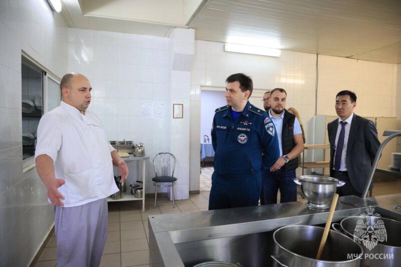 Качественное питание, современная экипировка и бесперебойное обеспечение топливом – основа боеготовности МЧС России