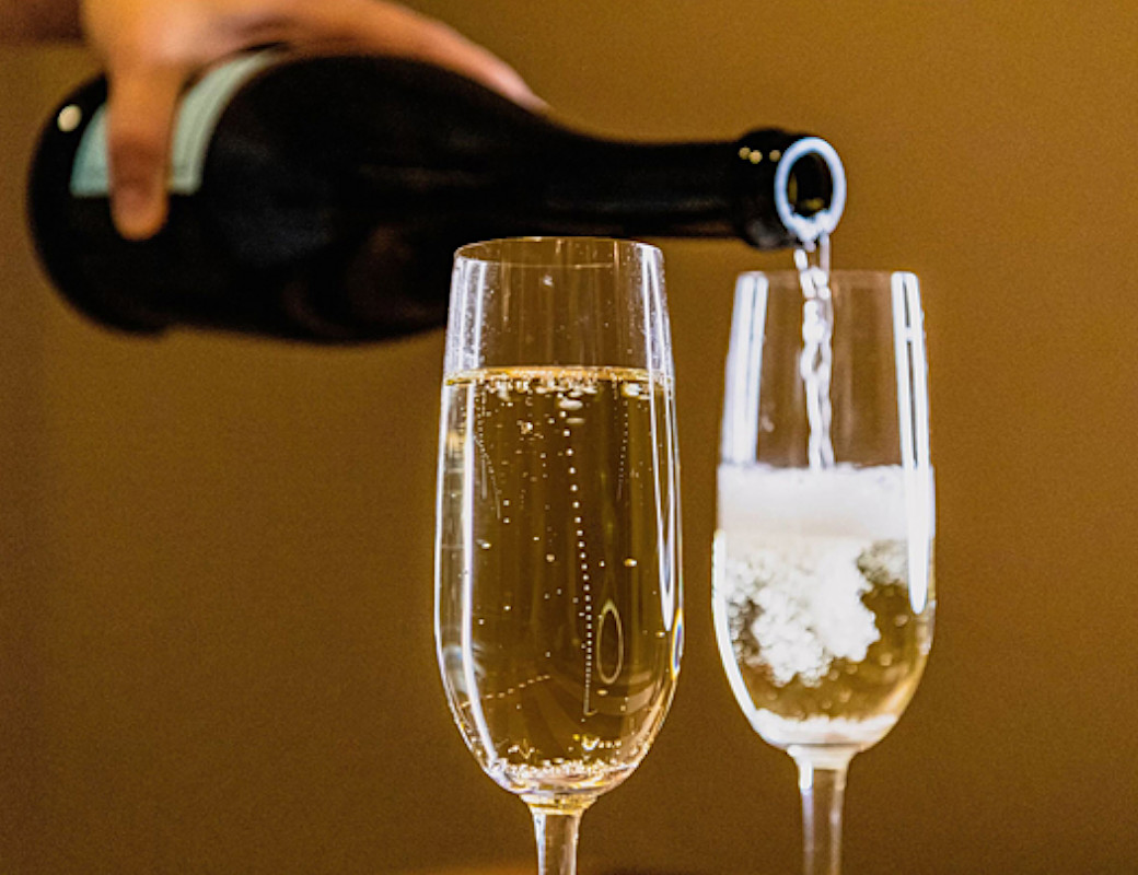 пузырьки шампанского. пиво в бокале крупное фото пузырьков красивое фото. как называются пузырьки в шампанском. газ в шампанском. пузырьки шампанского в бокале.