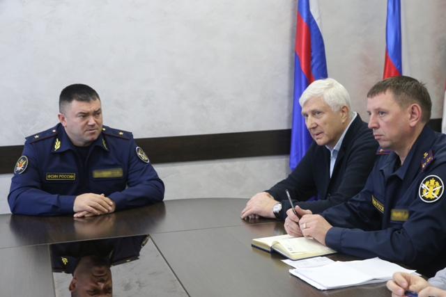 Начальник УФСИН России по Омской области Сергей Балдин провел рабочую встречу с руководителем ООО «Омский электродный завод» Владимиром Кучеренко