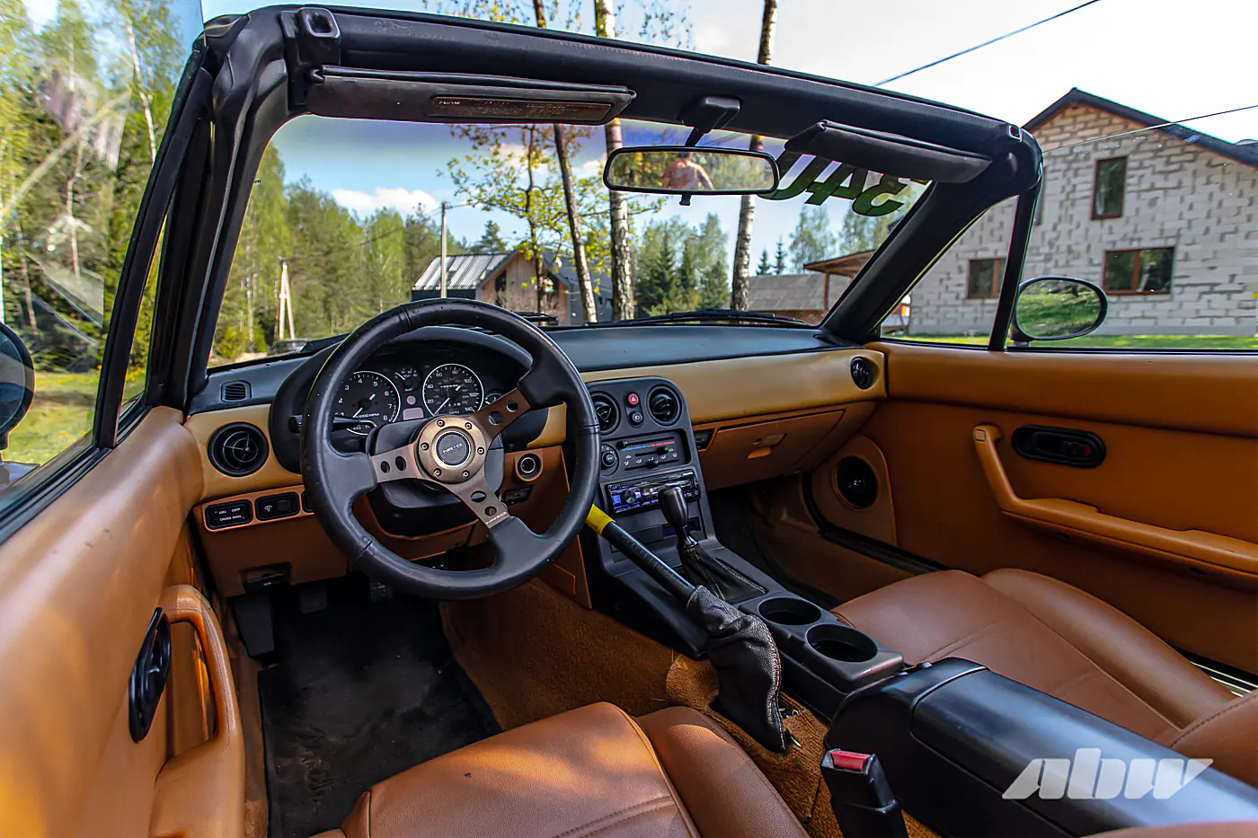 Была бита, дважды горела, но побеждает в гонках: история редкой Mazda Miata из США