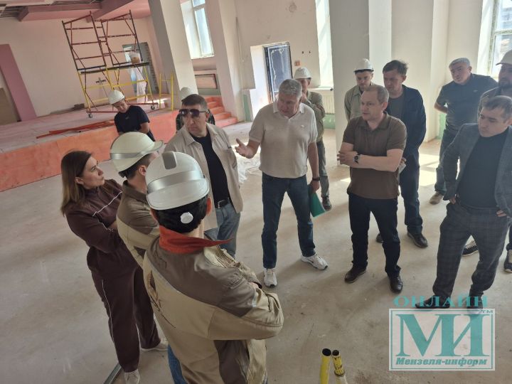 На стройке школы в Мензелинске прошло большое совещание