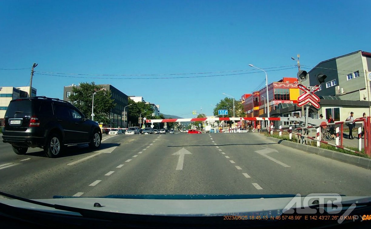 Белый город переезд на юг. ЖД переезд. Ж Д переезд Курумоч. Переезд в Сахалин.