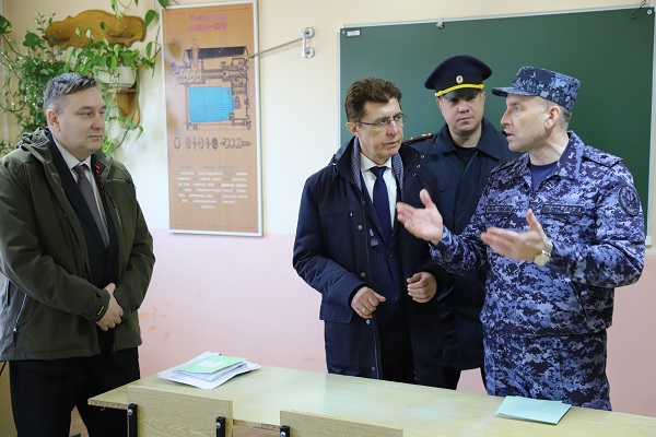 Уполномоченный по правам человека в Приморском крае Юрий Мельников проверил условия содержания и труда осужденных в учреждениях УИС