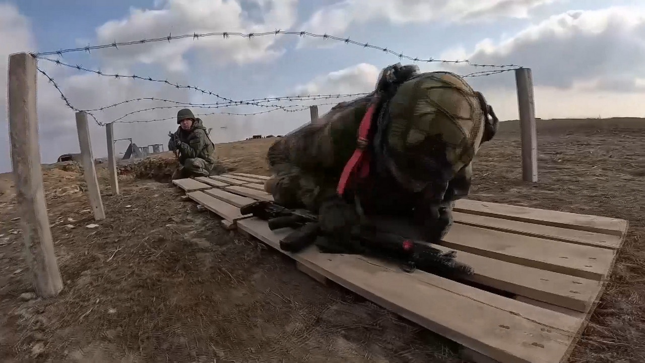 Инструкторы по физической подготовке группировки войск «Днепр» проводят тренировки штурмовых групп в Запорожской области.