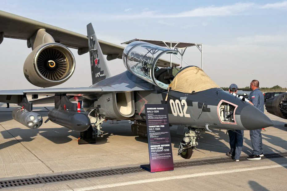 Самолет Як-130 на международной авиационно-космической выставке Dubai Airshow 2025