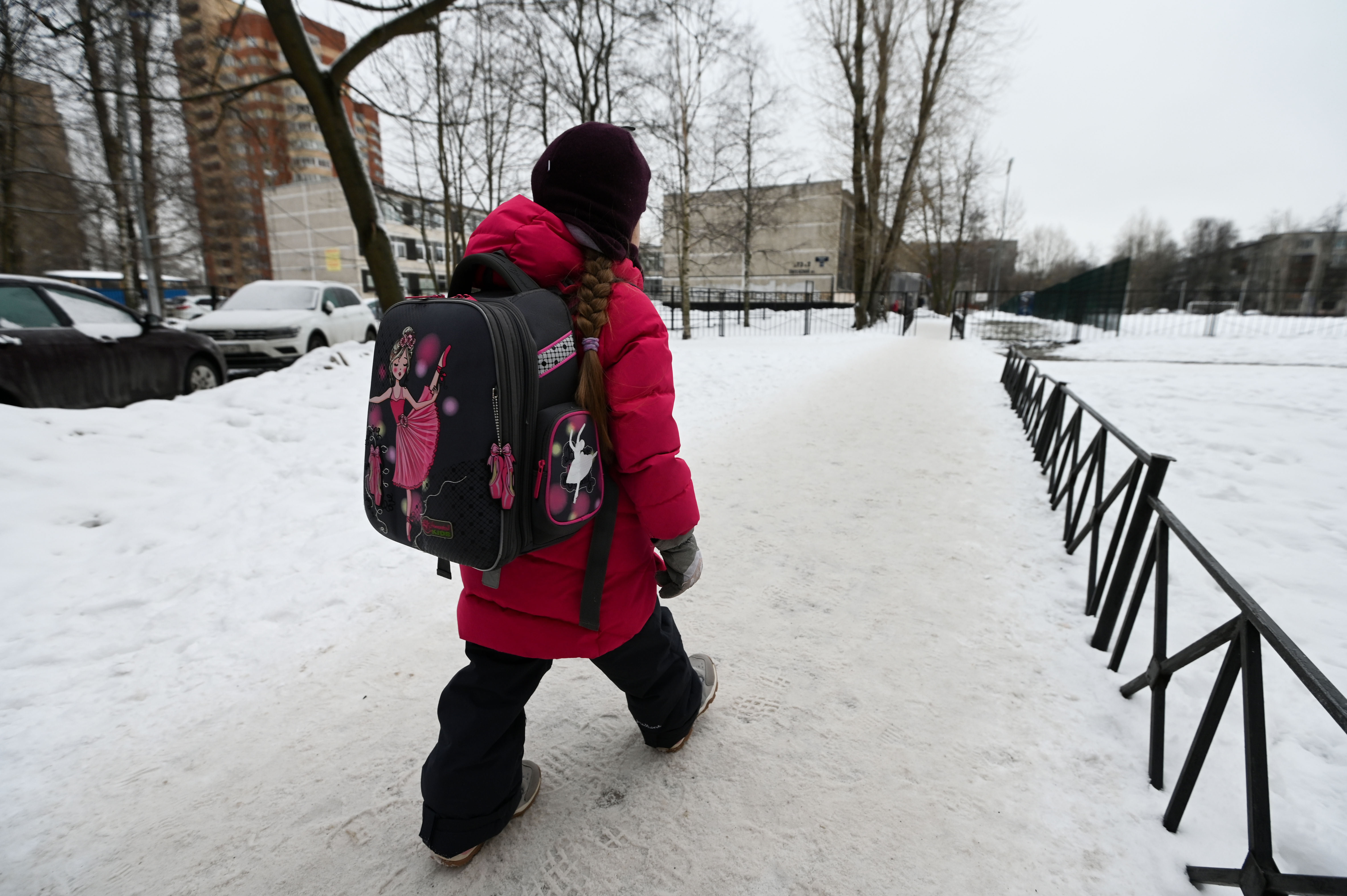 Отменят ли школу 22 февраля в челябинске. Дети идут в школу зимой. Мороз и школьники. Ребенок на морозе. Из за Морозов дети идут в школу?.
