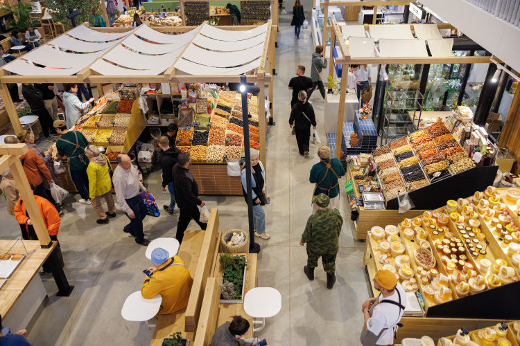 «Инвестор свою территорию полностью благоустроил. Теперь дело за муниципалитетом — выкуп зданий и реализация проекта благоустройства территории перед рынком»