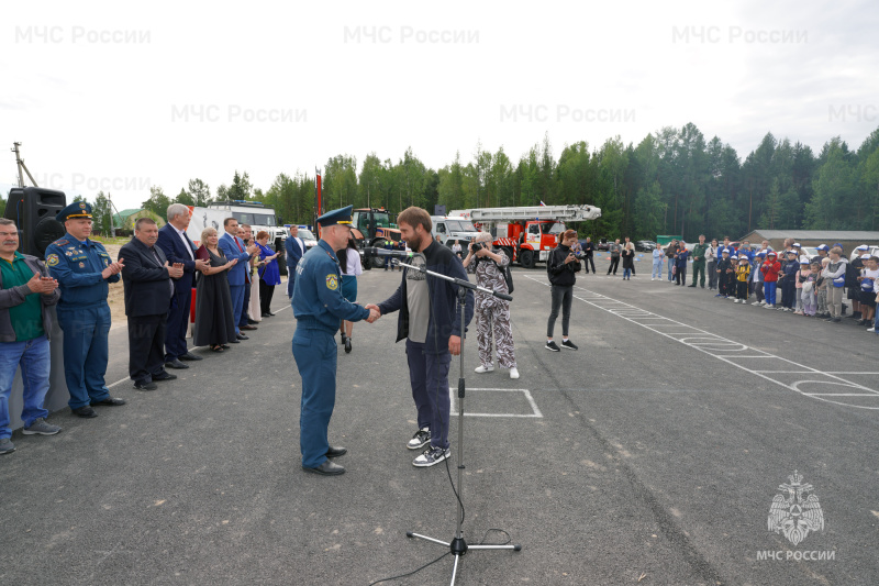 35-летие МЧС России и 39-летие пожарной охраны Нягани отметили комплексом мероприятий