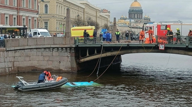 Четыре человека погибли и шестеро госпитализированы после падения автобуса в Мойку