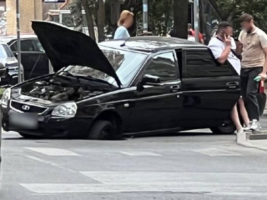 В Ростове-на-Дону автомобиль застрял в яме посреди дороги