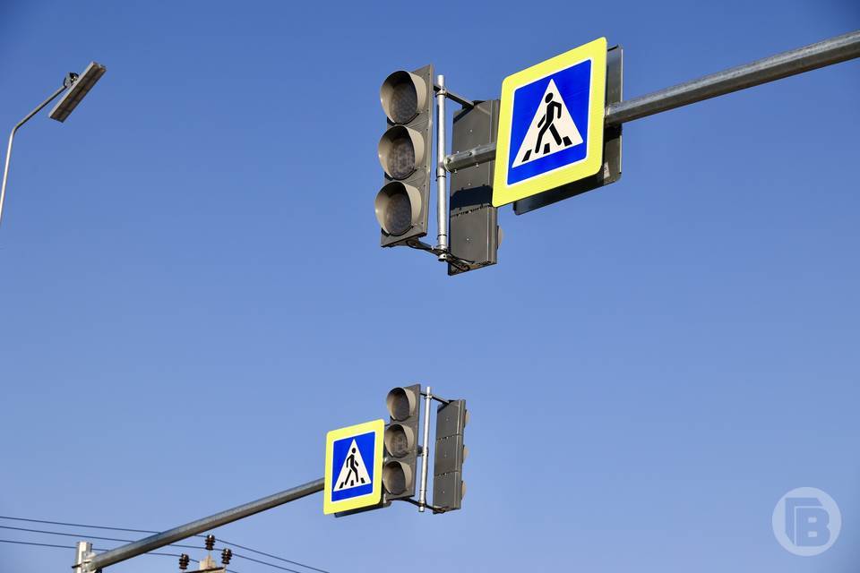 В Волгограде сбили двух пешеходов, переходящих дорогу на красный свет