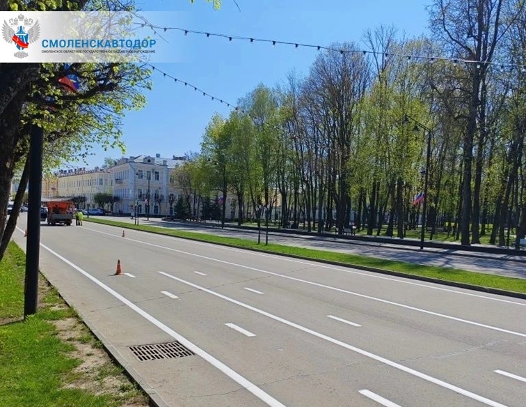 В Смоленске дорожники наносят разметку на площади Ленина