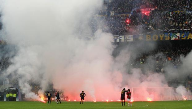 «Милан» и «Интер» устроили пожар на поле. История самого скандального дерби в Лиге чемпионов