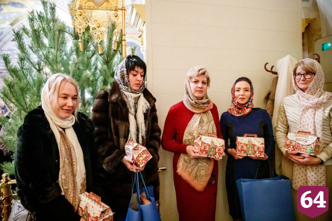 Волонтеры и казаки помогли полиции на рождественских службах