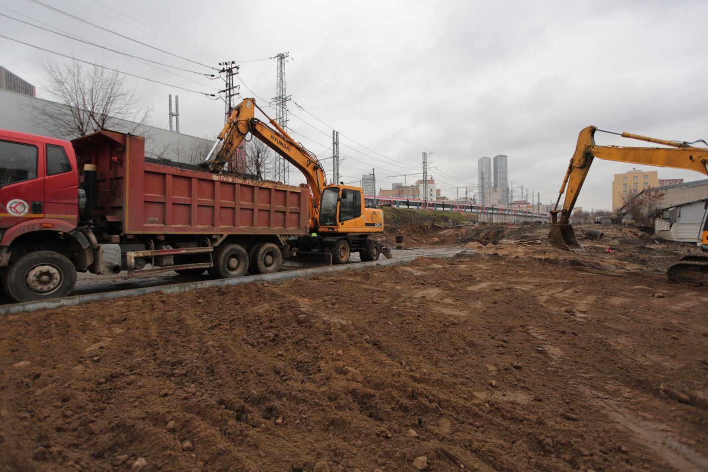 Автодорогу между улицами Добролюбова и Складочная строители «потянули» над МЦД