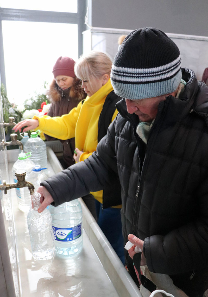 Вылили святую воду. О крещенской воде. Святая Крещенская вода. Крещенские Морозы. Очередь за Святой водой.