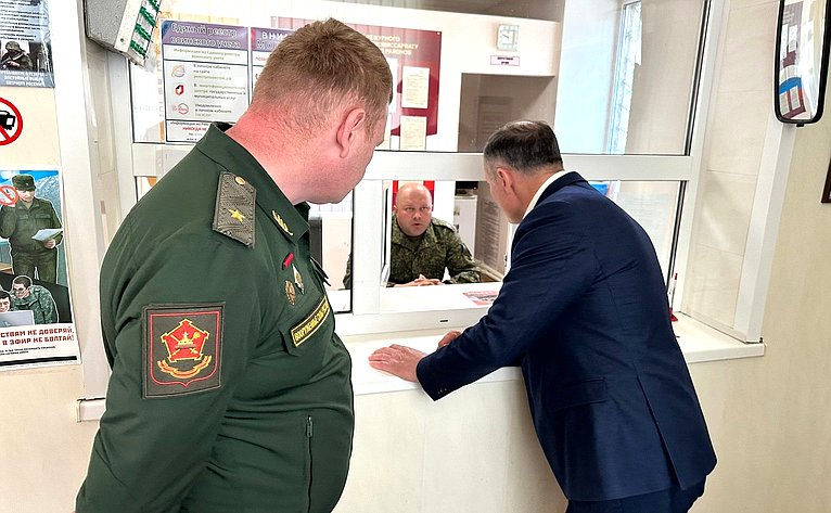 Игорь Мурог в рамках поездки в регион ознакомился с работой военных комиссариатов
