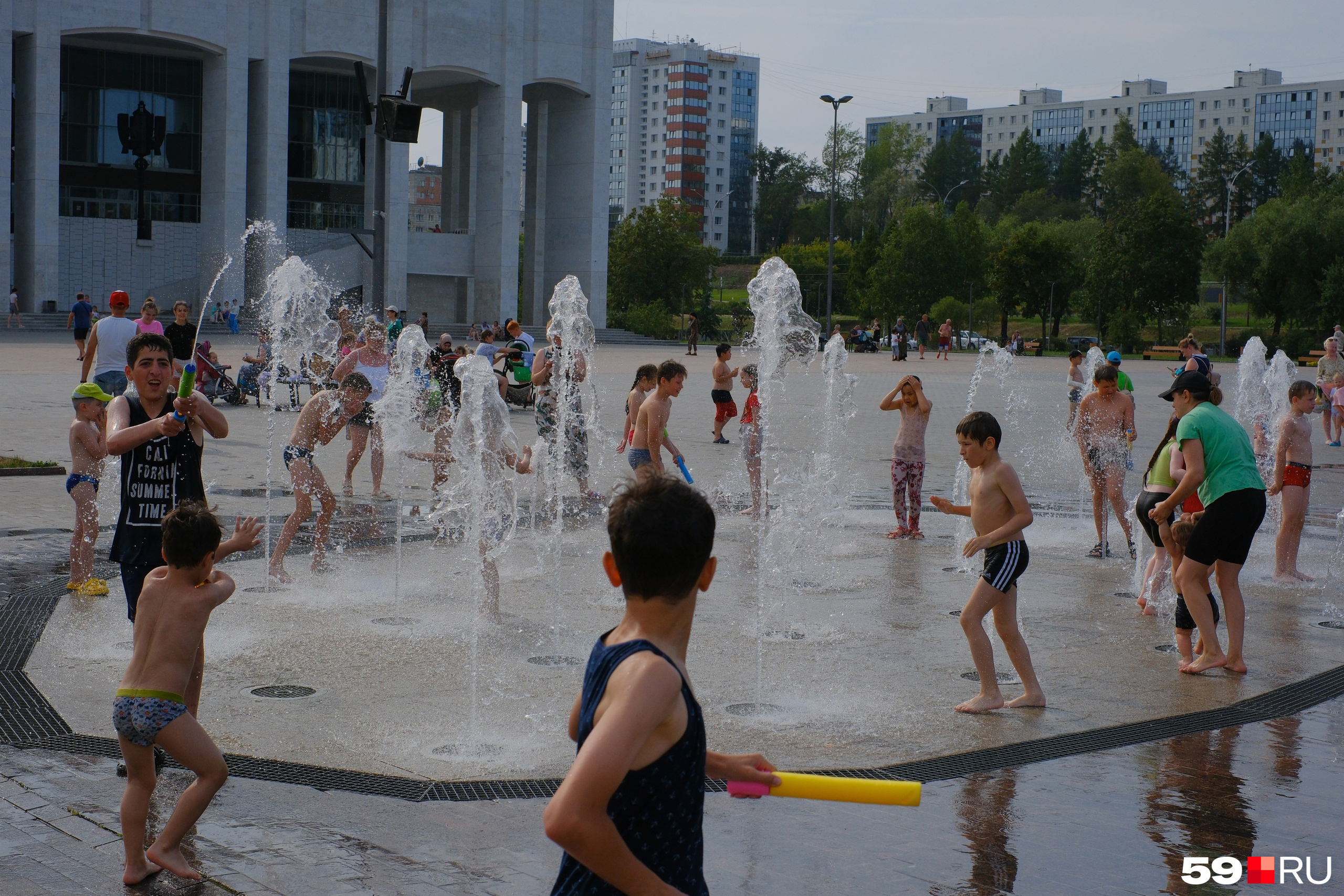 Рекордная жара в москве. Купание в фонтанах Краснодар. Дети в фонтанах Краснодар. Жара в Перми. Фонтан фото.