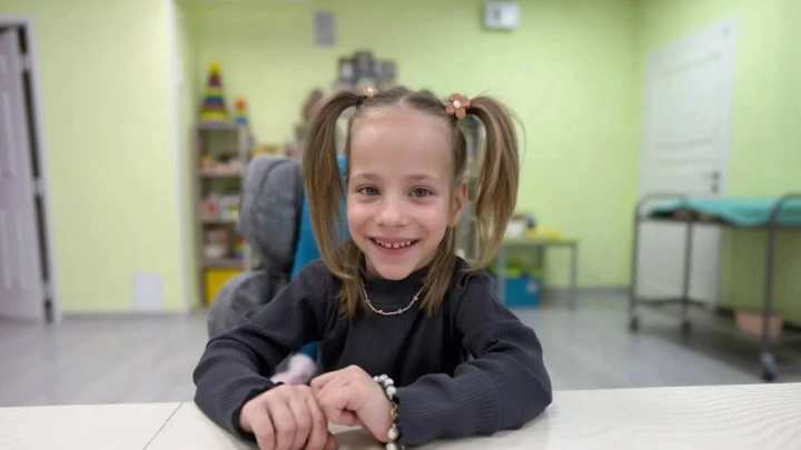 5-летняя Вика ждёт тех, кто скажет ей: Ты теперь наша дочь