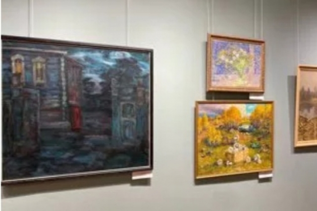 Выставка объединяет омских художников разных лет.