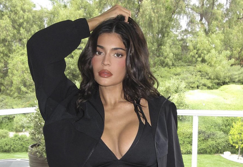 Кайли Дженнер разрыдалась из-за нападок хейтеров в соцсетях. Что случилось?