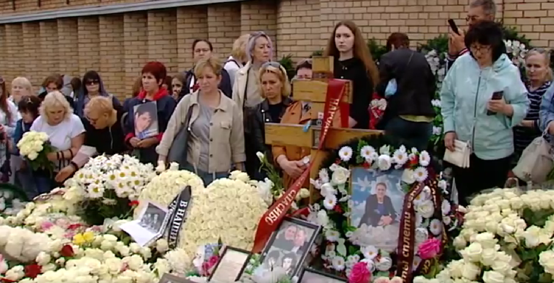 Акция памяти крокус видео. Могила. Могила Юрия Шатунова на Троекуровском кладбище. Память могила цветы.