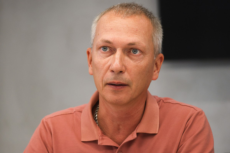 Тимур Эткеев: «Человек работящий, с высшим образованием, который всегда был при хороших должностях, от безвыходности возвращается на фронт. То есть он полгода отслужил, контракт закончился, он вернулся, не смог найти работу, хотя хотел, — и уехал обратно. Это реальная проблема»
