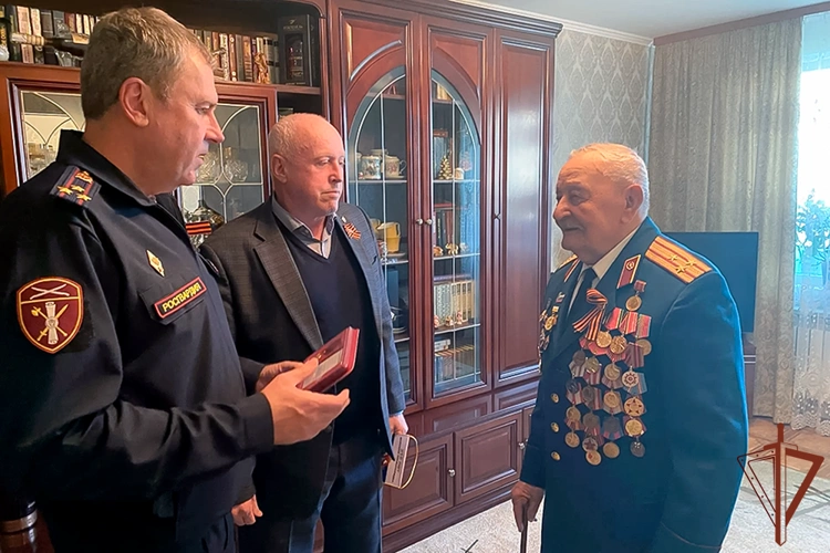 В Краснодаре росгвардейцы поздравили ветерана с 81-й годовщиной Победы