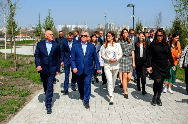 Василий Голубев посетил новый парк в квартале «Левобережье».