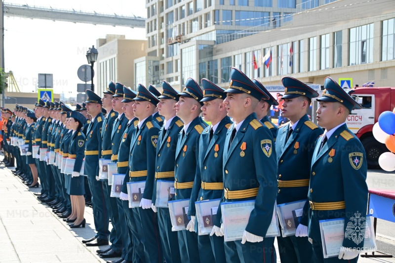 Выпускники ДВПСА МЧС России закрыли пору выпуска молодых специалистов в этом году