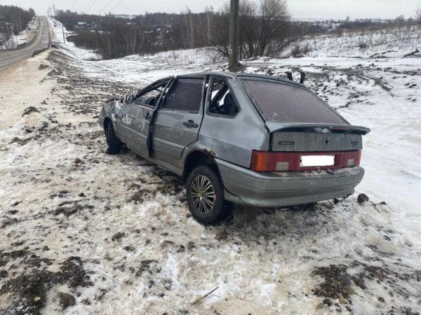 В Рязанской области «Лада» вылетела в кювет и перевернулась, пострадала женщина-водитель