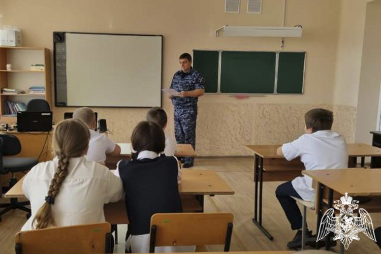 На Ставрополье росгвардейцы провели уроки Мужества для молодежи