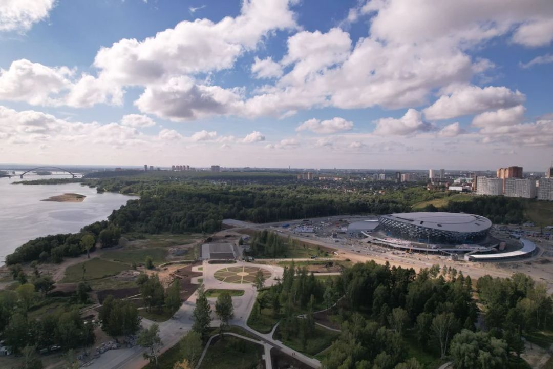 Возле арены. Ледовая Арена Новосибирск. Новый ЛДС В Новосибирске. Новая ледовая Арена в Новосибирске. Новая ледовая Арена в Екатеринбурге.