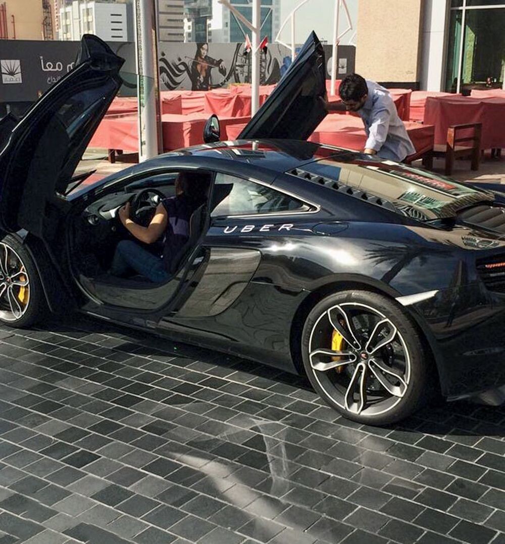 29. «Друг прислал мне это фото из поездки в Дубай. Водитель Uber приехал забрать кого-то из отеля на McLaren»