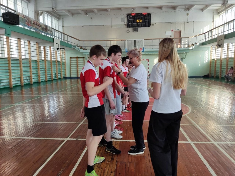 Ю.В. Ануфриева награждает участников соревнований