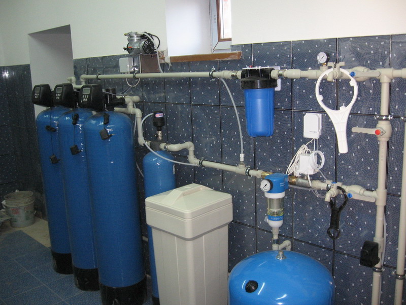 Очистка воды в частном доме цена. Водоочистка в частном доме. Система фильтрации воды в доме. Фильтры для воды в коттедж. Фильтр для водопровода в частном доме.