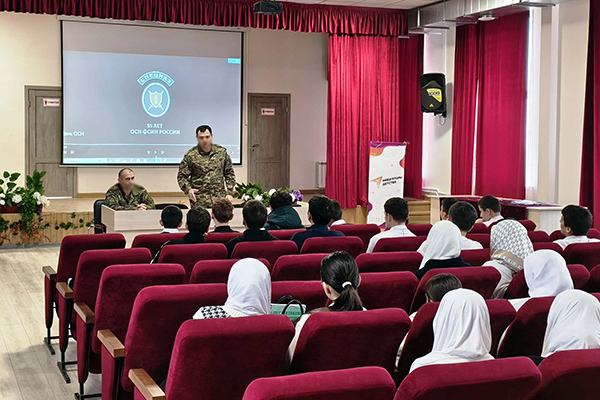 Служба по призванию: бойцы спецназа дагестанского УФСИН рассказали школьникам о своей работе и карьере в ведомстве