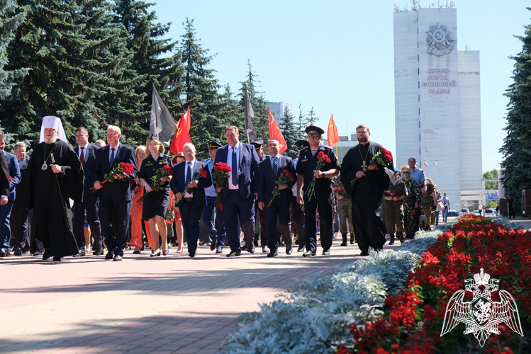В День памяти и скорби начальник Управления Росгвардии по Курской области возложил цветы к Вечному огню