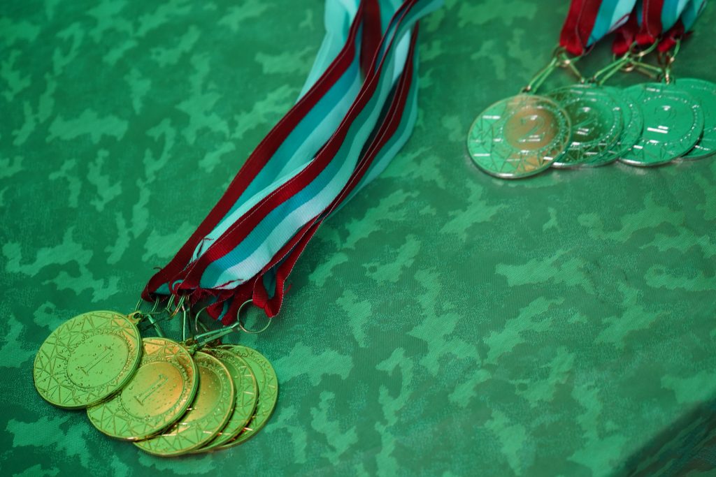 Сотрудники ОКЦ ЮАО организуют турнир по новусу в Московречье-Сабурове. Фото: Анна Быкова, «Вечерняя Москва»