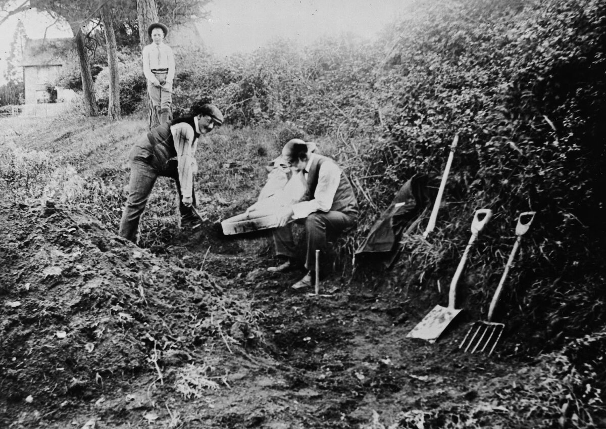 Наместе раскопок были найдены инетерсные артефакты.