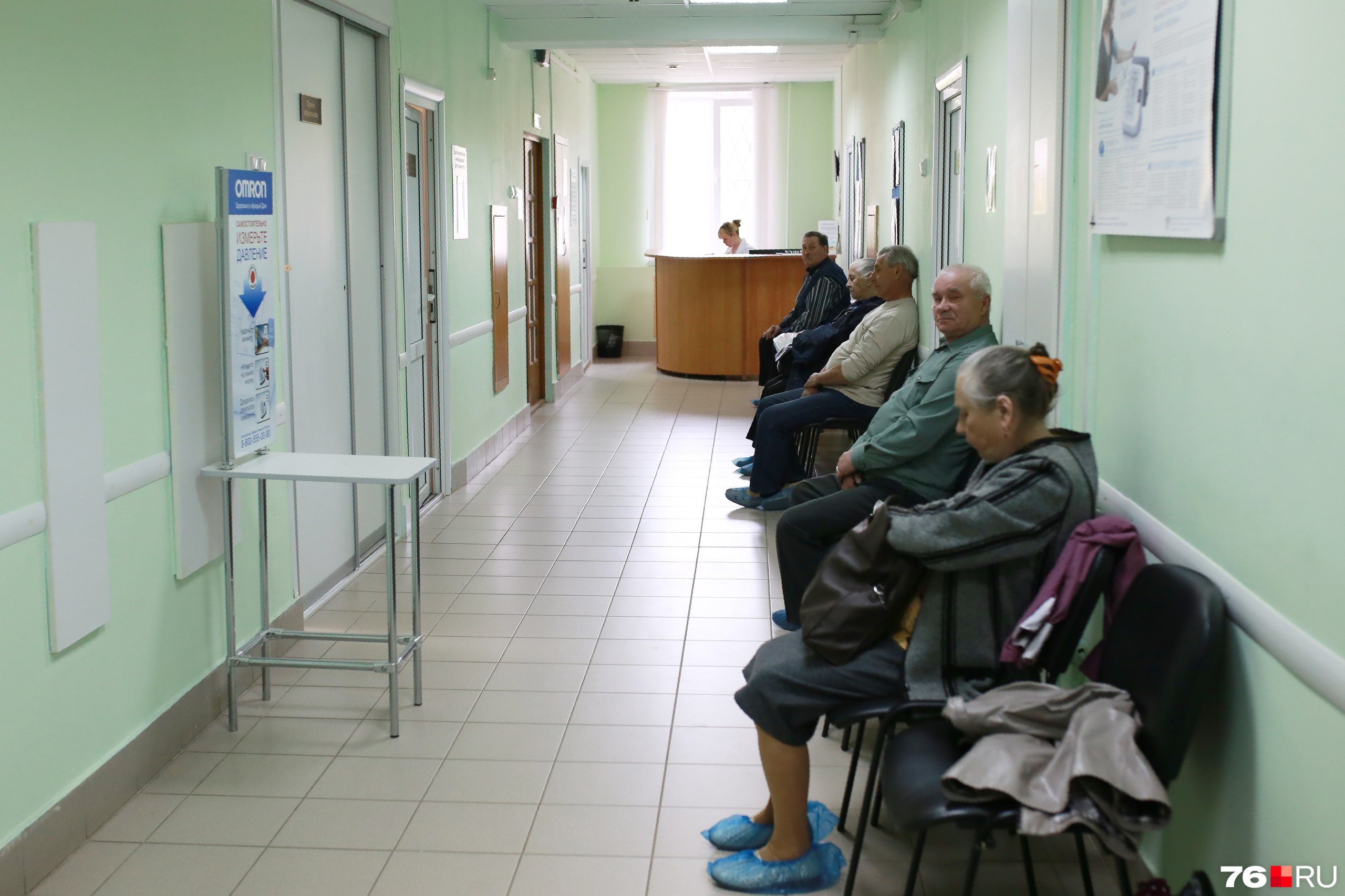 очередь в детской поликлинике. очередь в больнице. пациенты в коридоре поликлиники. очередь к терапевту. очередь вдетскрй больнице.