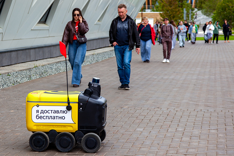 Уже в 2026–2027 годах на помощь людям, доставляющим заказы на велосипедах, придут 20 тыс. роботов-доставщиков — чуть меньше половины появятся на улицах российских городов уже в следующем году, остальная часть — в 2027-м