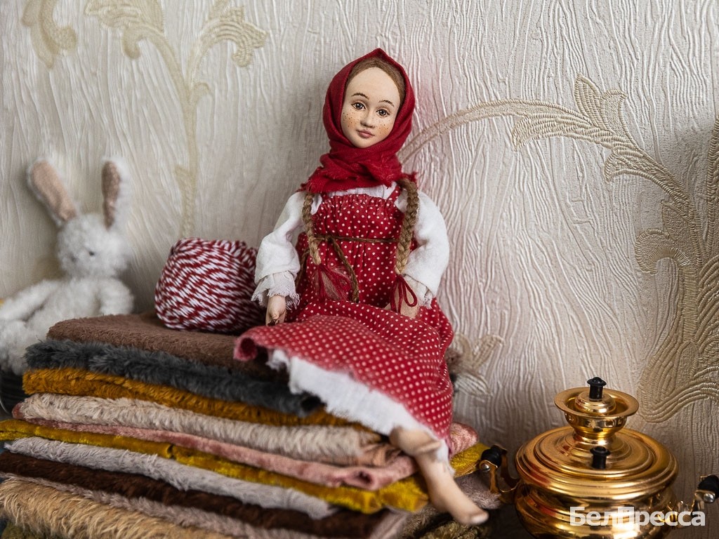 Сельский сюжет на спиле дуба. Что вдохновляет на творчество мастерицу из Чернянки