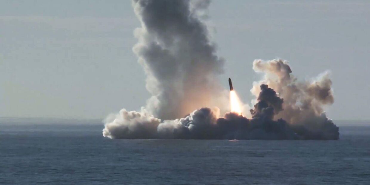 С подводного крейсера Юрий Долгорукий запустили четыре ракеты Булава по полигону Кура