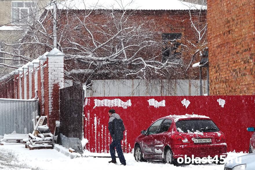 Прокуратура заставит управкомпании убрать снег и наледь из дворов Кургана