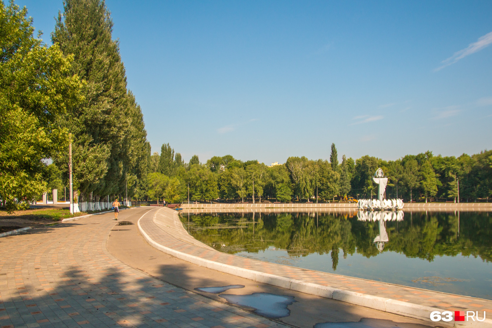 озеро в парке металлургов