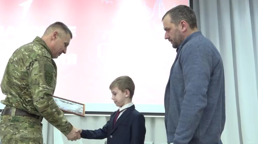 Герой России Фроленков встретился с учениками брянской школы