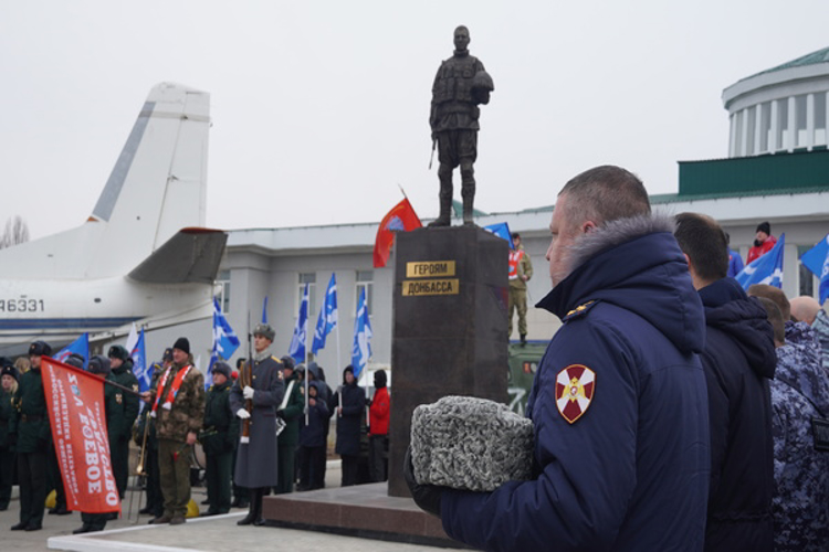 Военнослужащие и сотрудники Росгвардии приняли участие в открытии памятника «Героям Донбасса» в Саратове